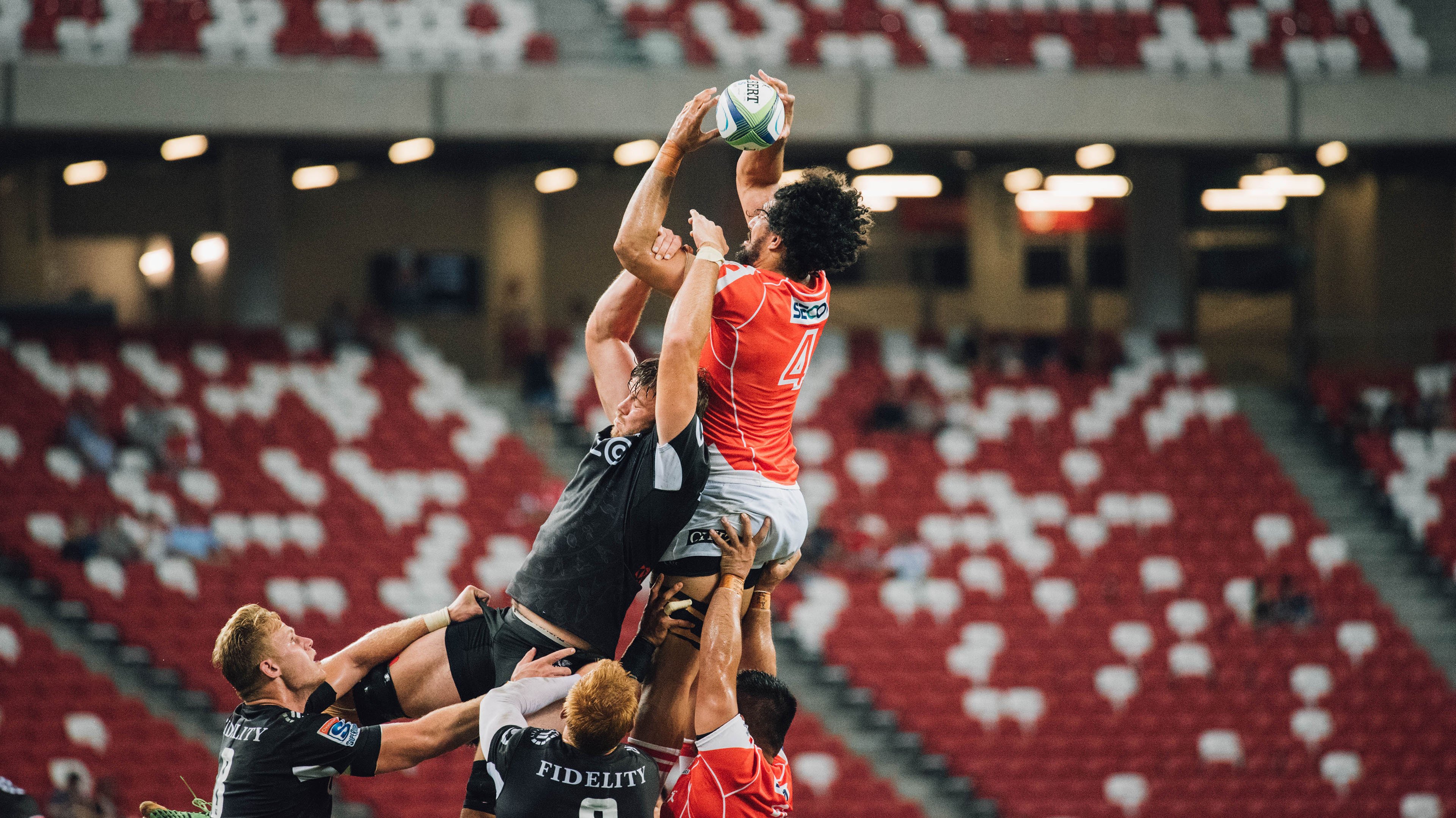 “高新体育中心：篮球赛上演惊险时刻，选手巅峰对抗”